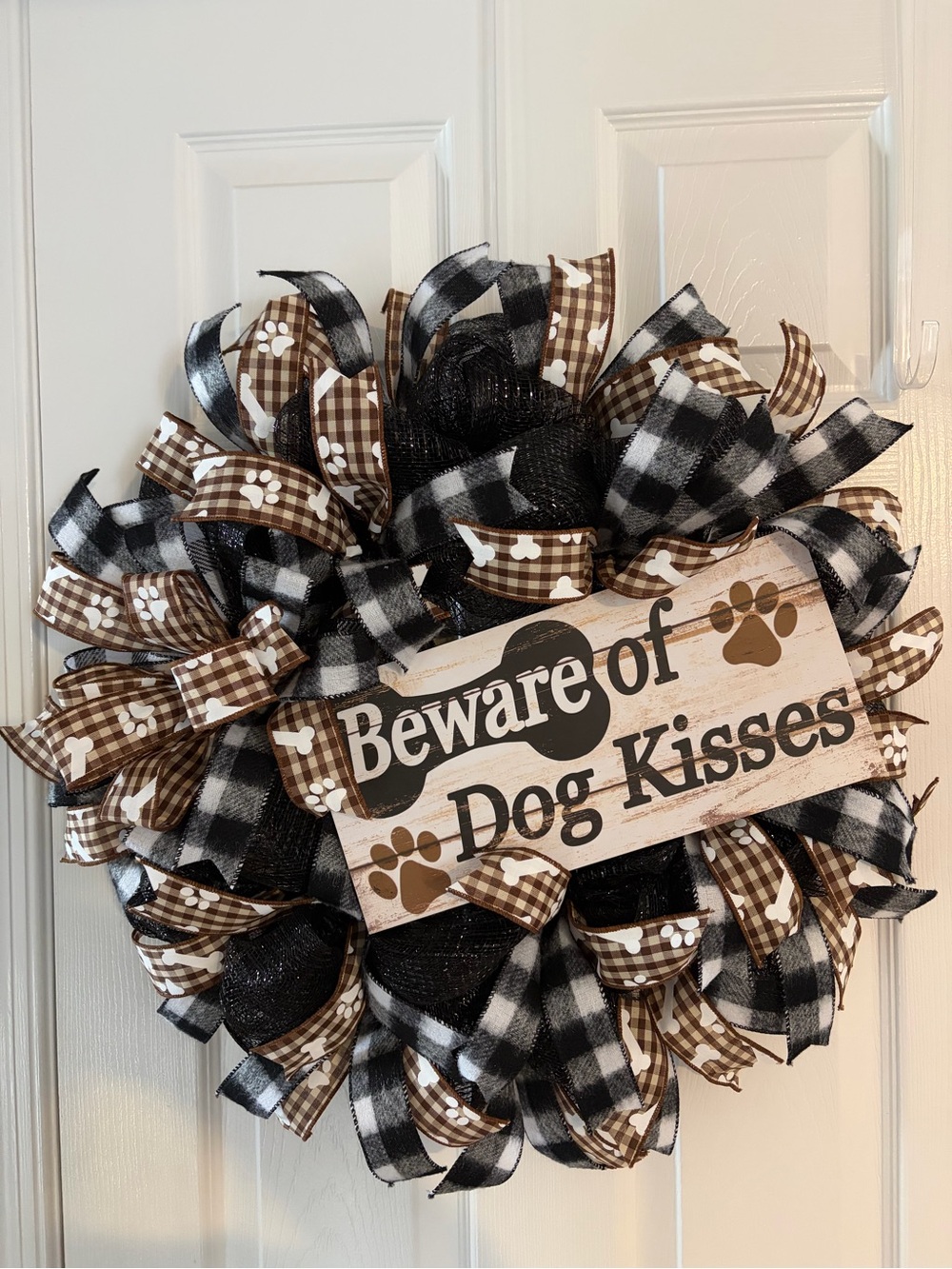 Beware of Dog Kisses Decorative Pet Wreath - Black & Brown - Picture 4 of 4